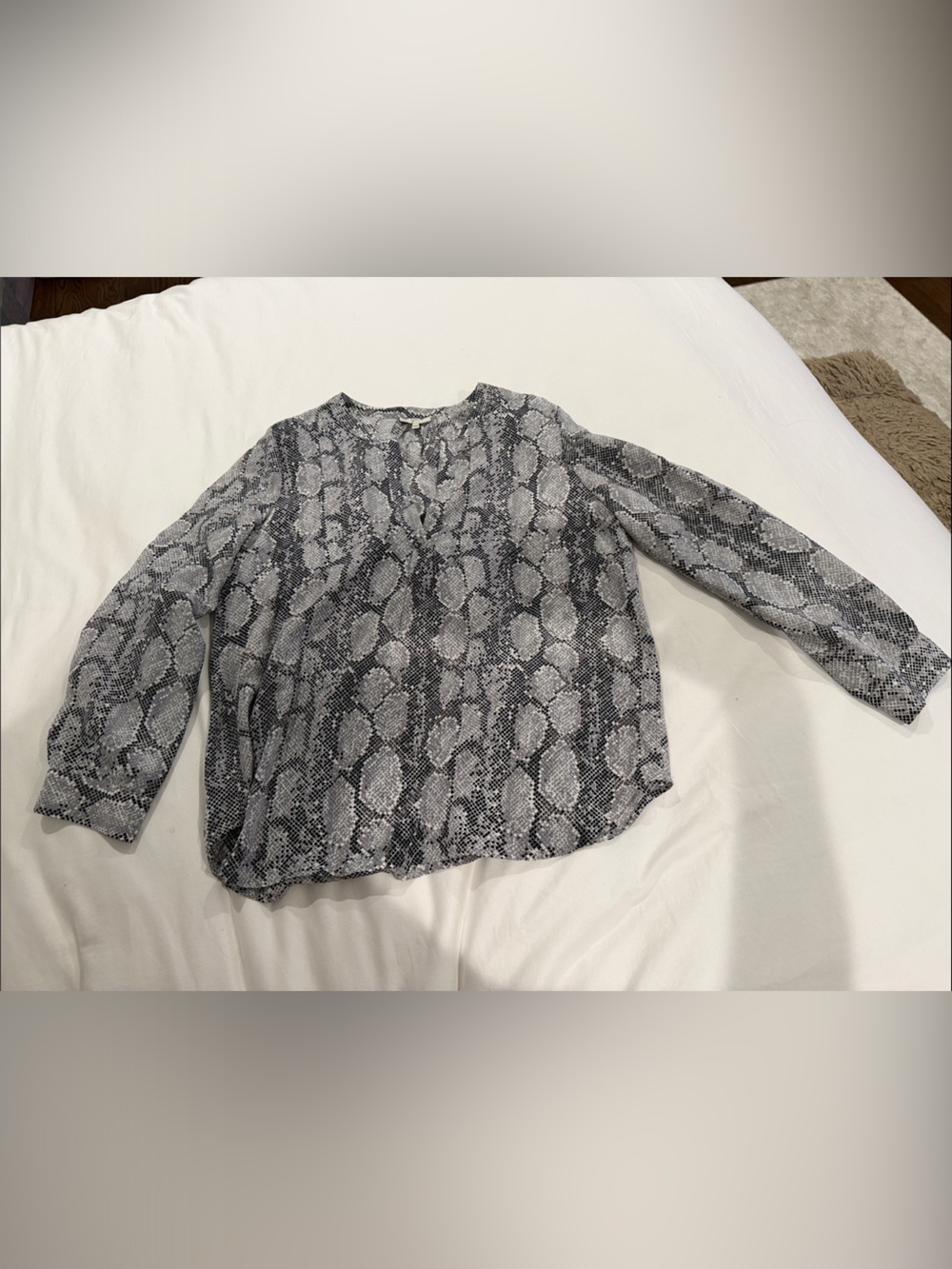 Women's Gray Snake-Print Long Sleeve Blouse